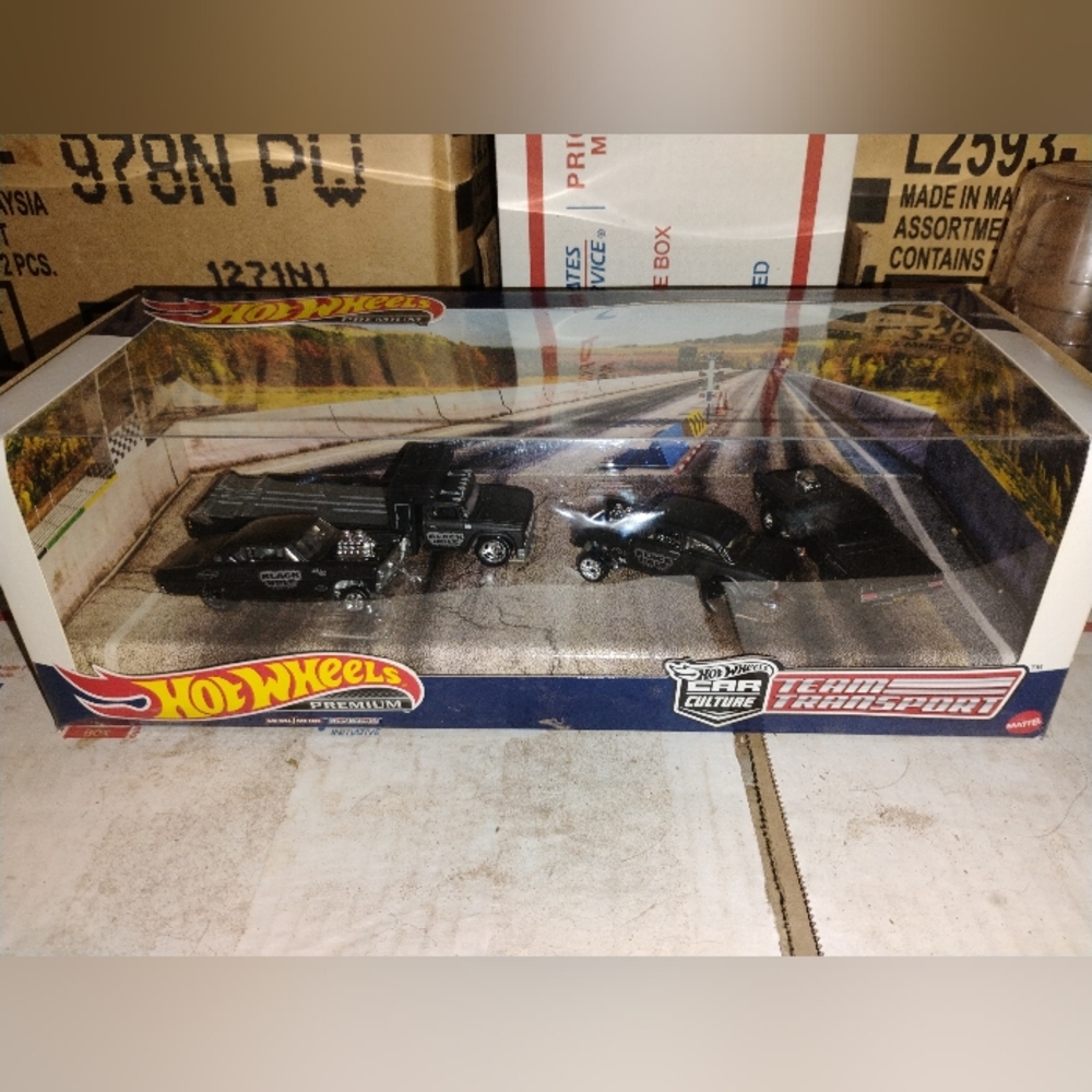 Hot Wheels Premium Car Culture Team Transport BLACK HOLE Diorama Set